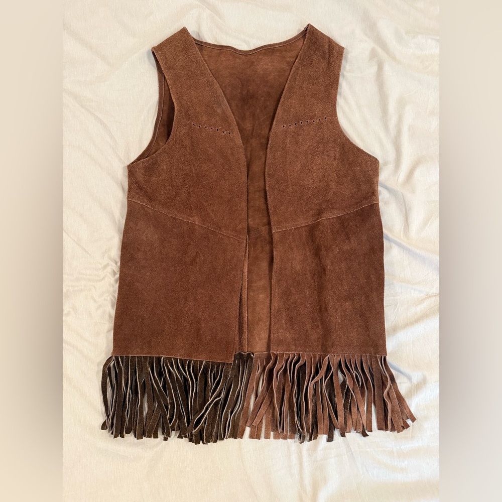 Real suede vintage fringe vest with full fringe hem and back detailing 🤎
